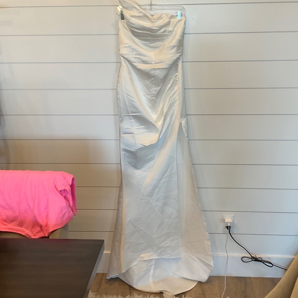 #0347 NWT HEMEOS WHITE STRAPLESS EVENING GOWN SIZE: 4-6 - Picture 1 of 2